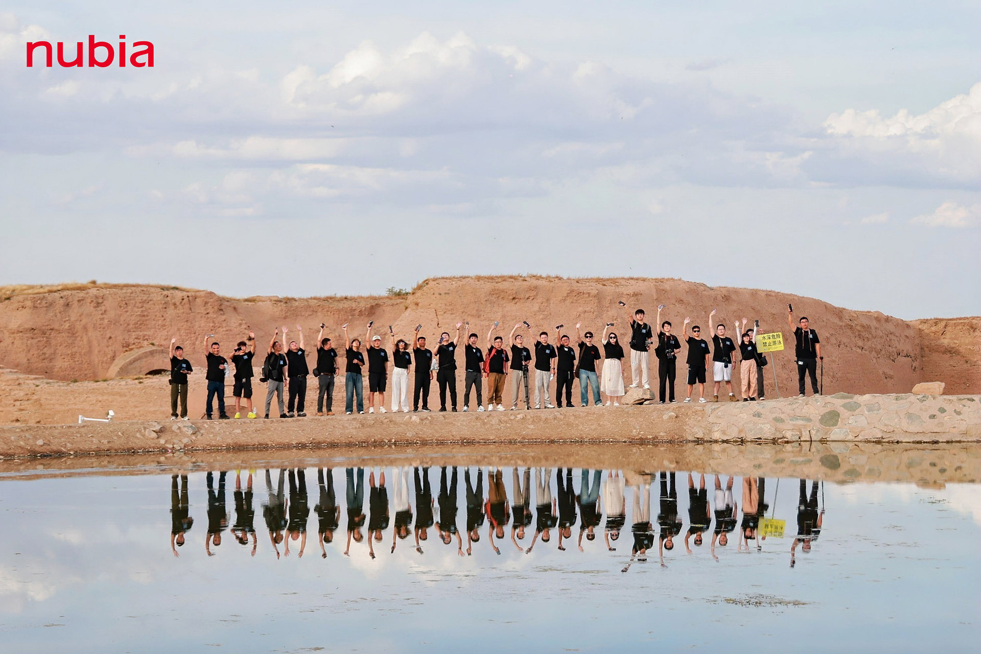 星夜奇旅：努比亚艺术科技T恤设计方案