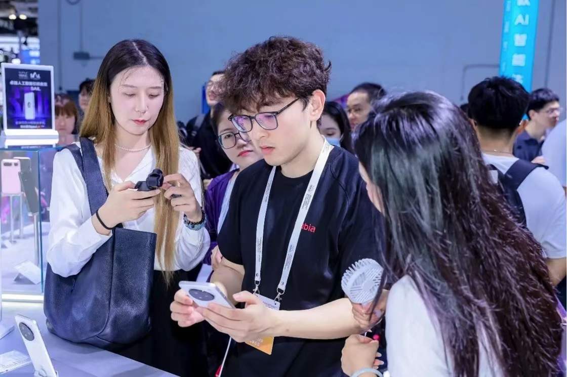 佐案设计为努比亚 NaviX 打造 WAIC 2026 文化衫