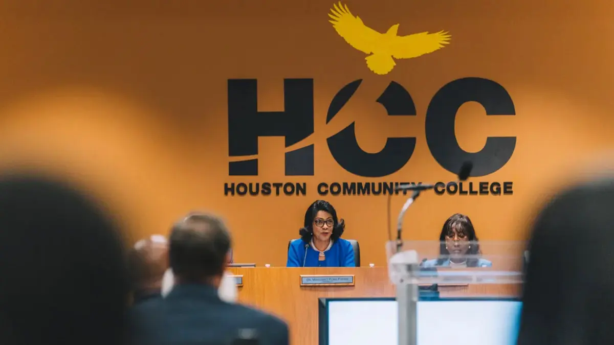 揭秘休斯顿城市学院新LOGO设计：一只雄鹰的现代蜕变之旅